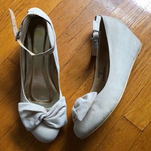 Bow wedges with ankle strap